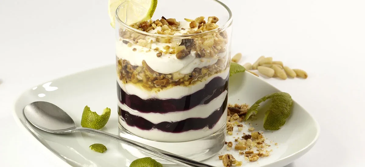 Parfait de Iogurte com Frutas Vermelhas e Granola