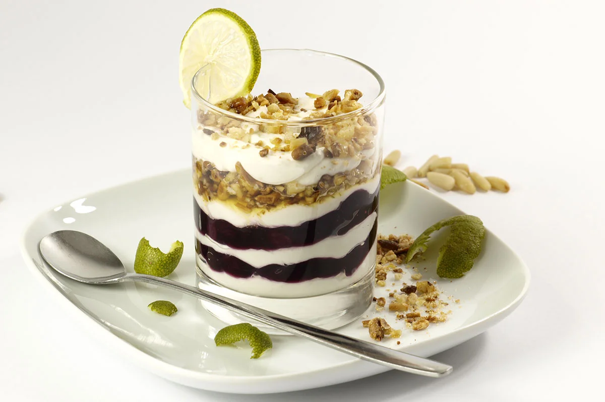 Parfait de Iogurte com Frutas Vermelhas e Granola